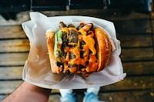 Cheese Burger Menü (mit Pommes)