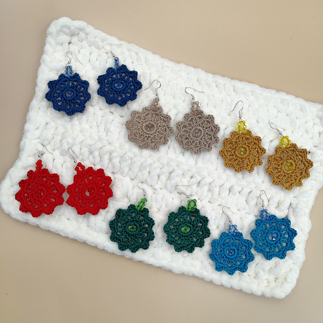 Boucles d’oreilles au crochet et perles - 6 couleurs : bleu clair, bleu foncé, vert, rouge, jaune moutarde, beige