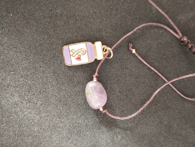 Bracelet en Améthyste & Breloque Octobre Rose – Fermeture Macramé
