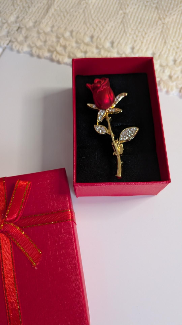 Red rose brooch 