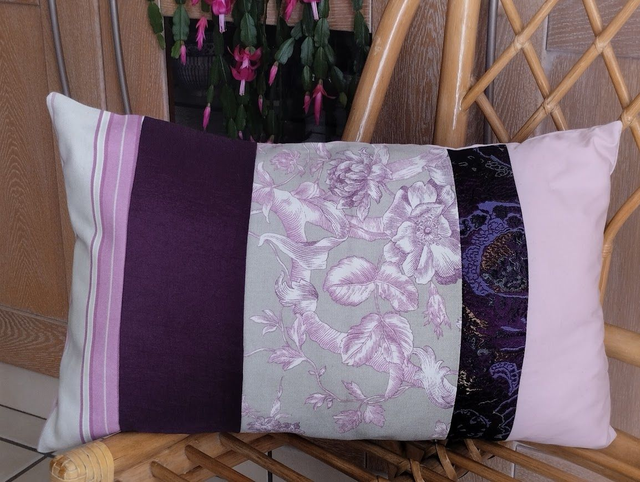 Housse de coussin long fait main harmonie de rose, mauve et violet 50X30