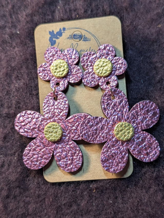 Boucles d'oreilles Marguerite rose irisé m001