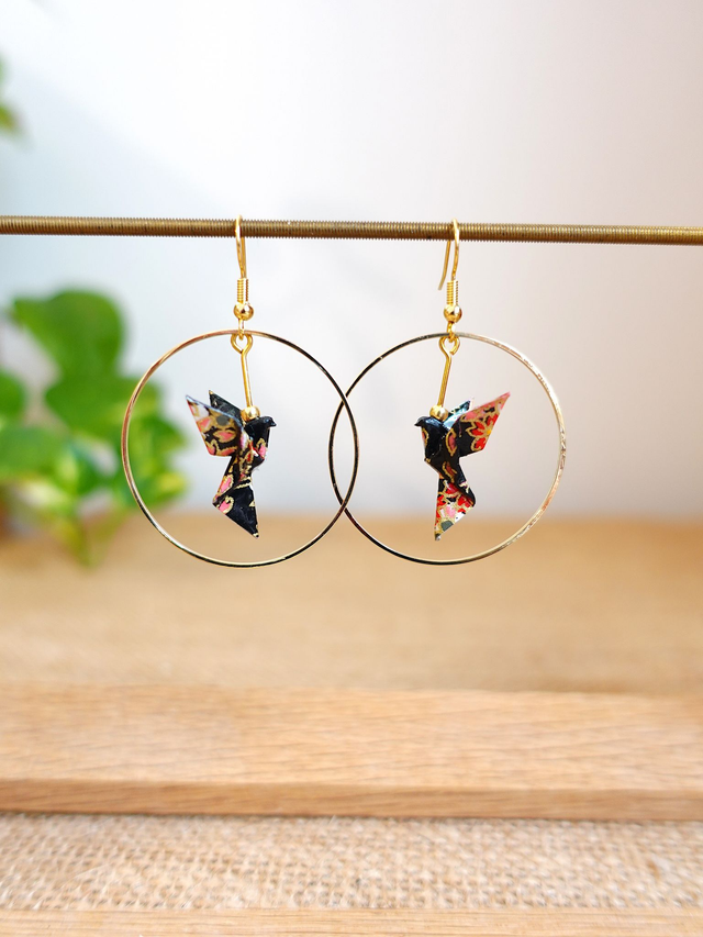 Oiseaux, Colombe en Origami / Crochets plaqué or 14K / Papier japonais washi / Noir, Or / Créole, Anneaux /  Boucles d&#039;oreilles / Bijou origami /