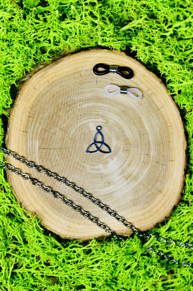 Chaine de lunettes intemporelle argentée personnalisée Triquetra