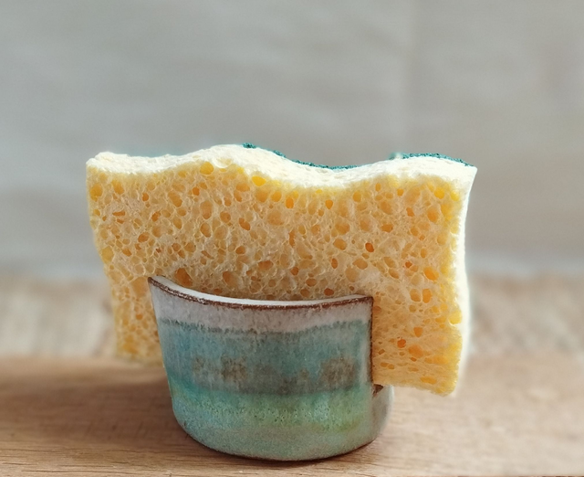 Porte-éponge, argile rouge, émail blanc, turquoise et vert