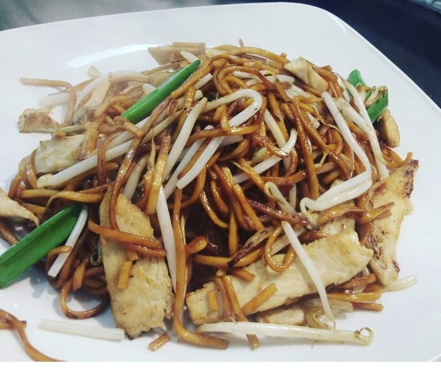 Chicken Chow Mein with Beansprouts, Onions and Spring Onions (Dry)