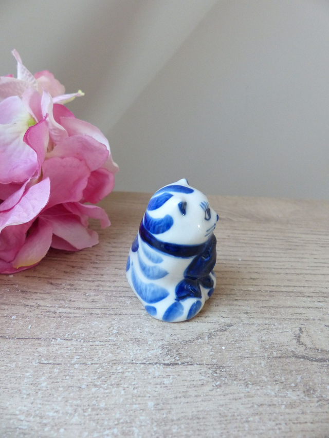 Figurine Chat en Céramique Bleu Cobalt et Blanc Peint Main – Petit Chat Assis avec Ruban – Miniature Vintage – Cadeau Amoureux des Chats
