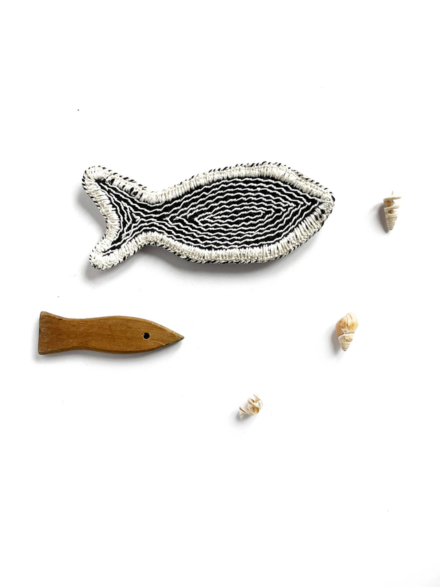 Talisman poisson brodé noir et blanc