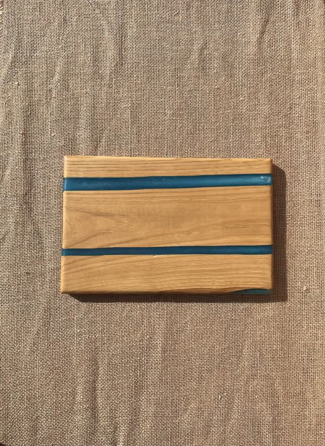 Planche bois et résine bleue #1