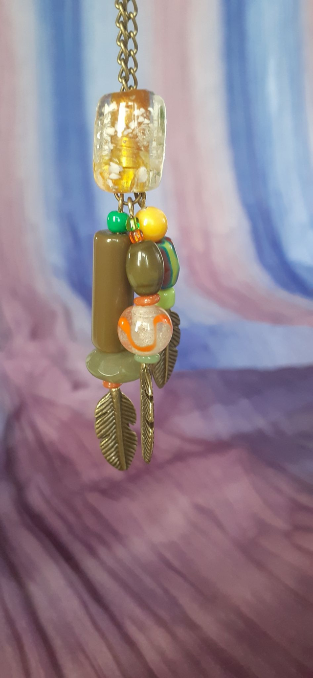 Hint Collier Sautoir avec pendentif breloque plume et perles vert kaki