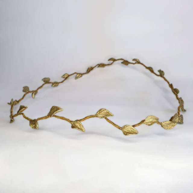 Corona tocado color oro viejo de hojas de porcelana fría Nea