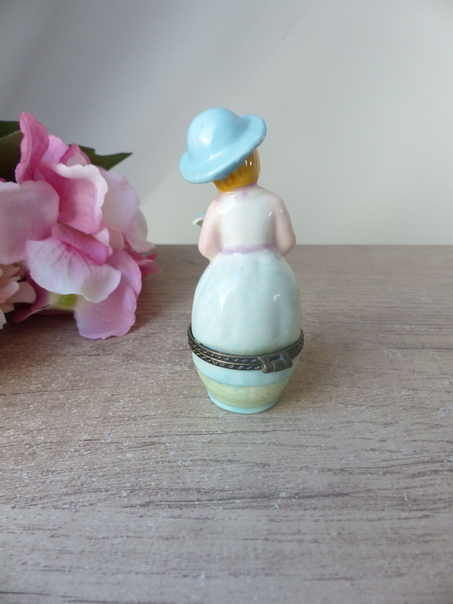 Pilulier ou petite boite à bijoux articulée femme jardinière aux fleurs vintage, petite boite décoration chambre, cadeau maman