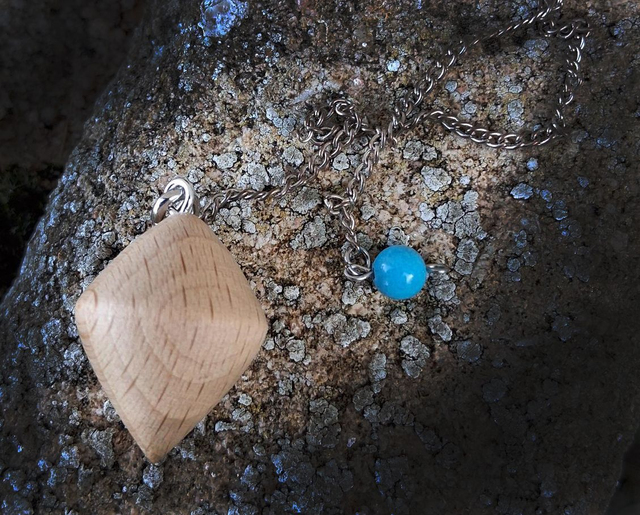 Pendule en bois et pierre, Hêtre et Howlite trempée turquoise