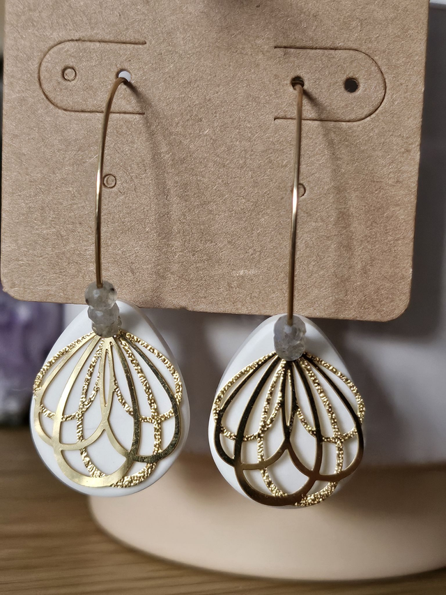 Boucles d&#039;oreilles créoles dorées et labradorite