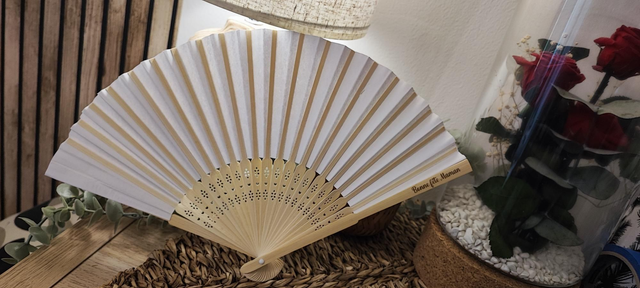 Éventail en bois et papier blanc – Accessoire élégant et léger 🌿✨