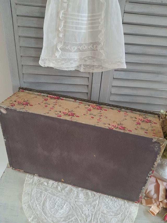 Boite ancienne en carton recouverte de tissu fleuri
