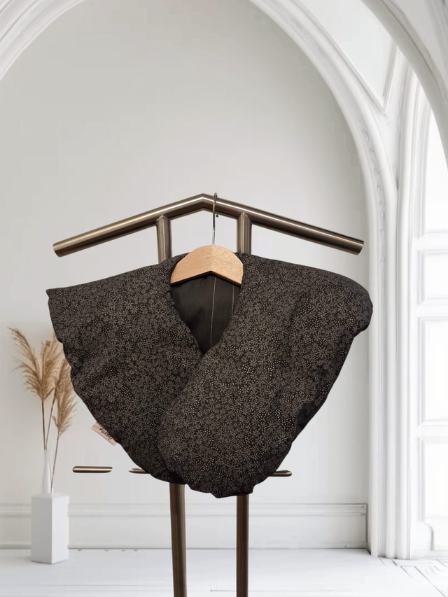 Schulterkissen " grau mit schwarzen Blümchen "