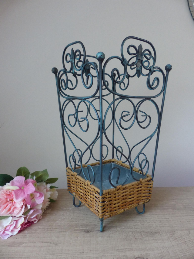 Porte-parapluies français shabby chic en métal et osier tressé – rangement élégant pour entrée, vestiaire ou maison de campagne rustique
