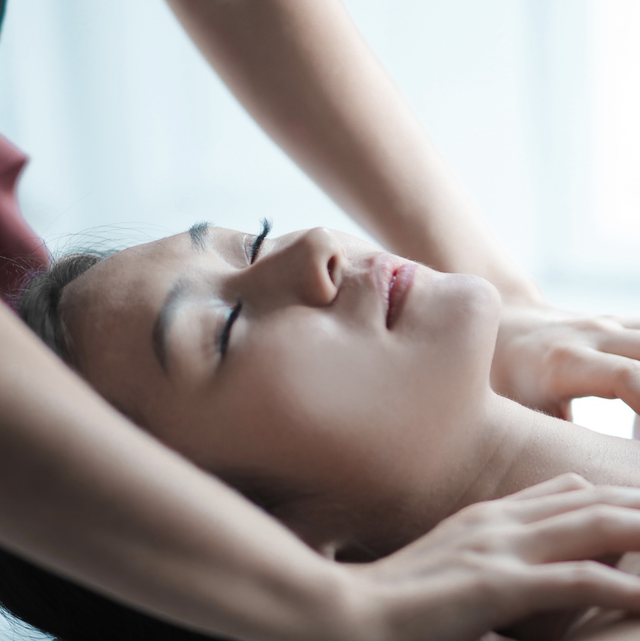 Hemmottelupaketti: 60min vartalohieronta & kasvohoito valinnaisella laitehoidolla (Trainee)