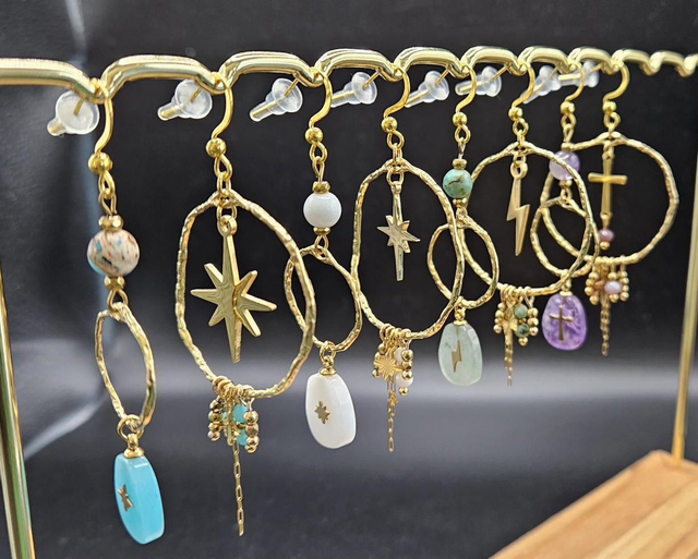 Boucles d&#039;oreilles asymétriques 