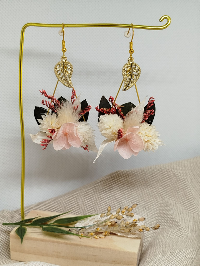 Boucles d'oreille Lya en fleurs naturelles coloris rose bordeaux