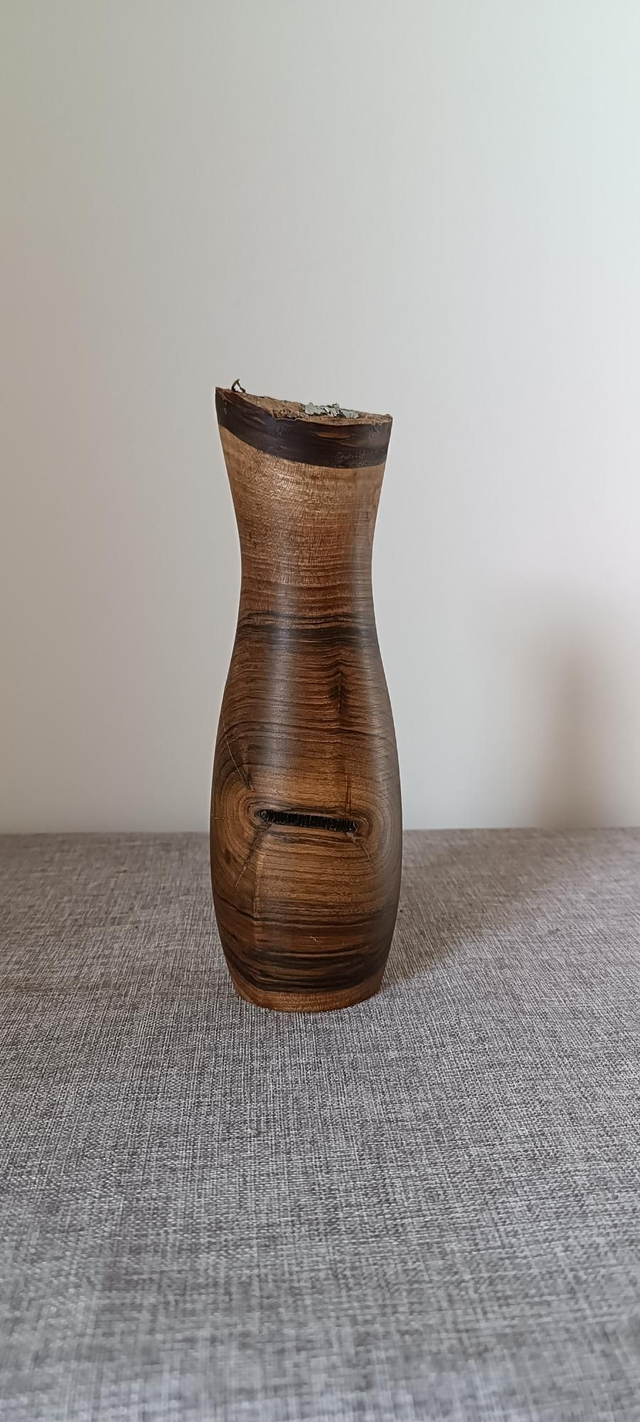 Vase en noyer 