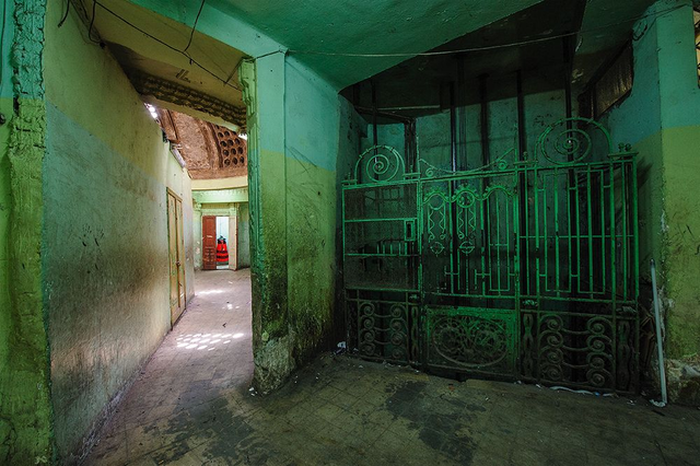 Magasin Tiring au Caire. Ancien grand magasin de luxe abandonné et réutilisé par des artisans du vêtement.