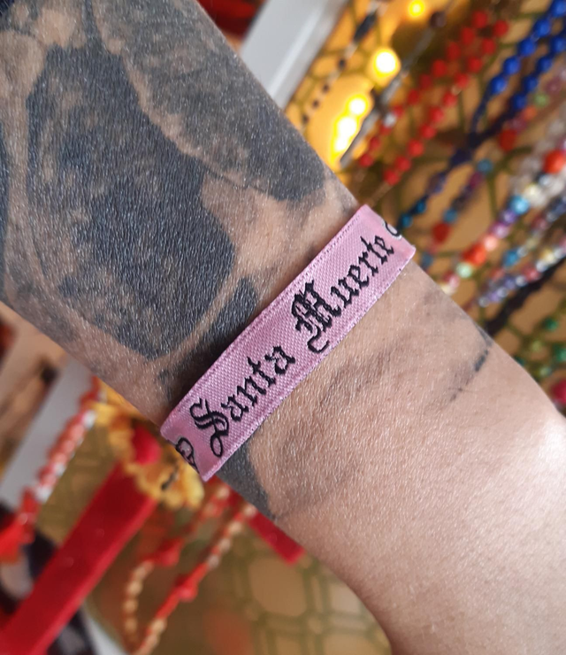 Bracelet tissus Santa Muerte rose