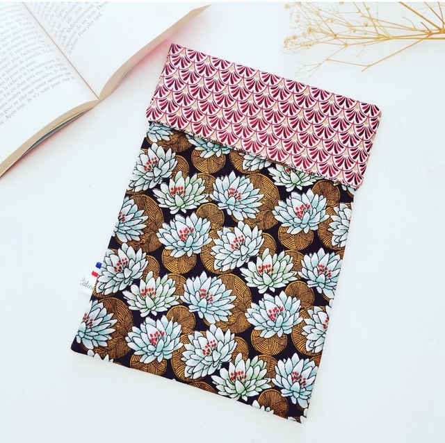 Pochette à livre de poche nénuphar violet