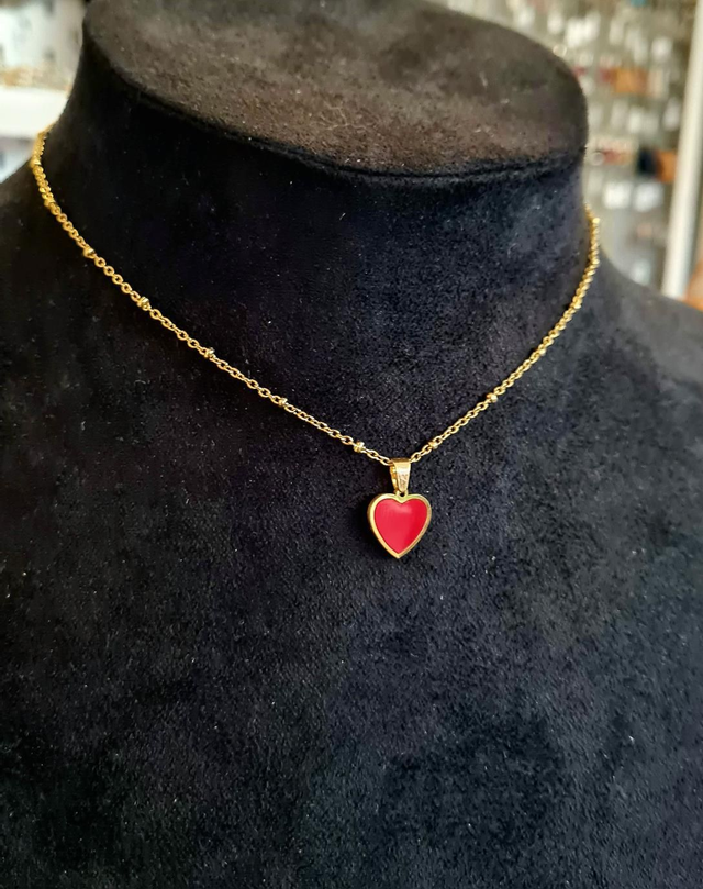 Collier en acier inoxydable or avec un petit cœur rouge