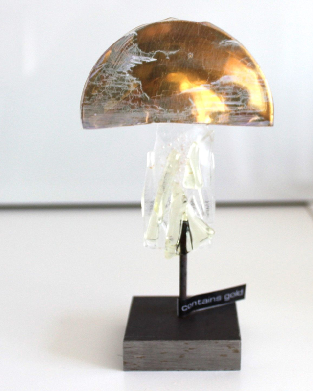 o6 Fantasie-"Pilz"  aus Glas . 7,5 x 12 cm . vergoldet