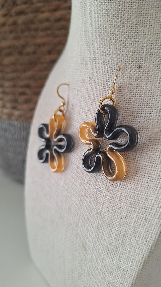 Boucles oreilles fleurs fines noires et dorées 