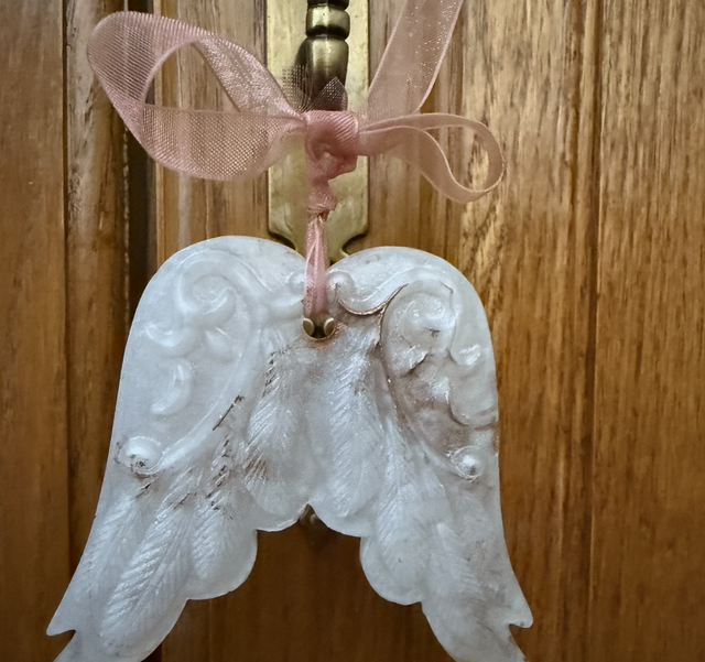 Ailes d’ange à suspendre avec noeud organza 