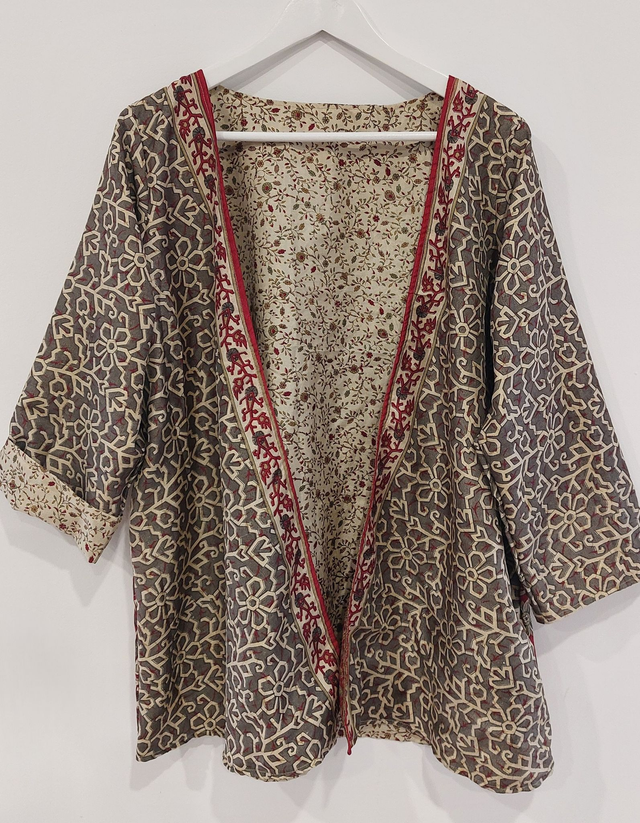 Kimono femme réversible sari recyclé, unique, confectionnée à la main dans les villages indiens, beige, rouge, marron