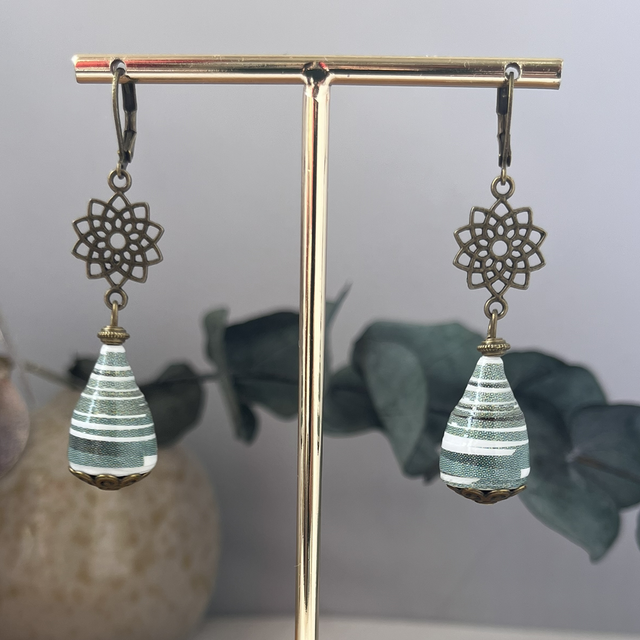 #360 Boucles d’oreilles affiche