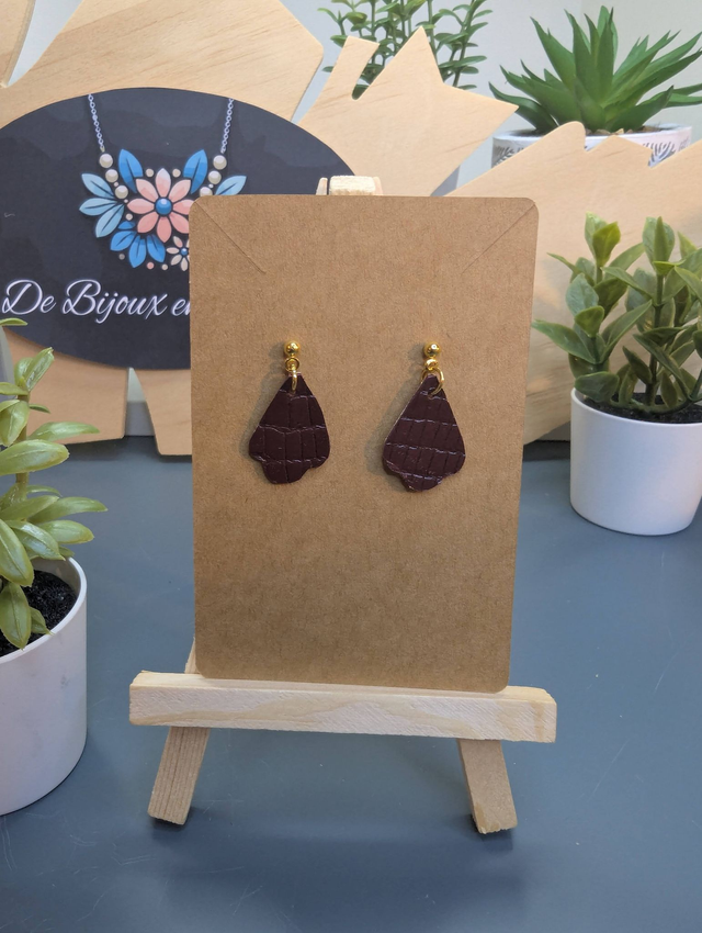 Petite boucles d'oreilles en cuir rouge et tissus enduit, fermoir de couleur or.