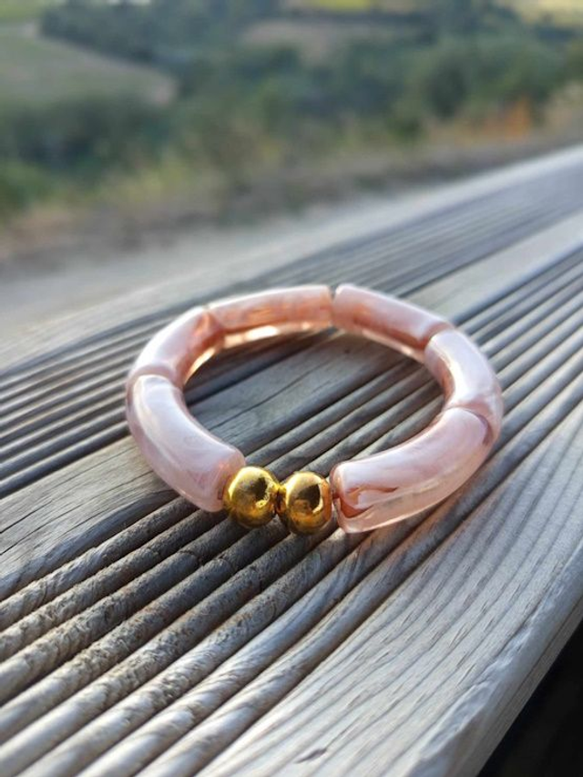 Bracelet perles tubes incurvées acryliques marbrées Khazaana marron