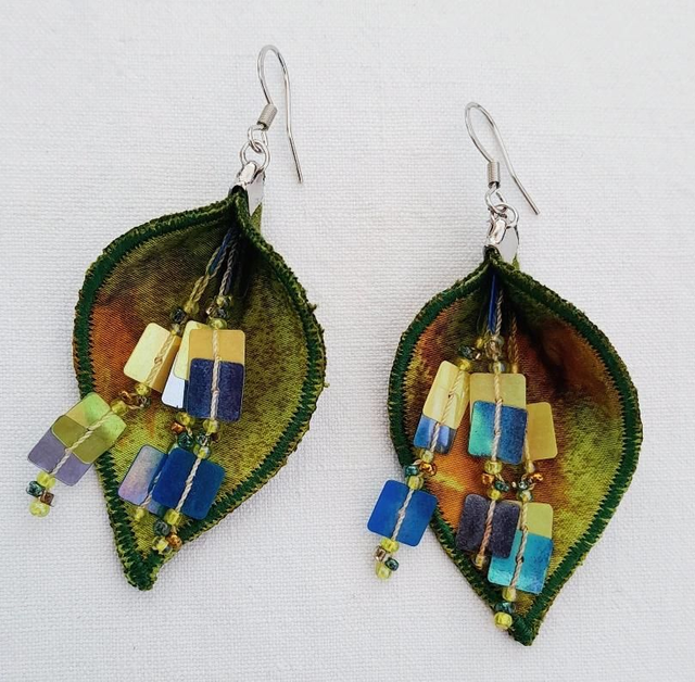 Boucles d'oreilles feuilles, perles et sequins