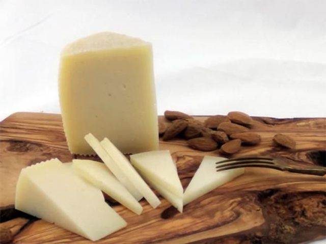 Pecorino semi stagionato 20 - 40 giorni.