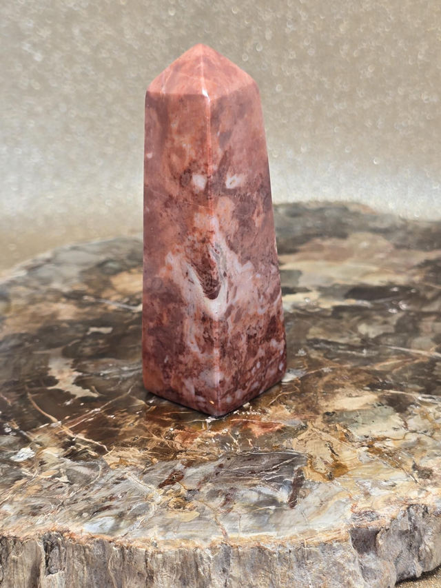 Jaspe rose en forme de pointe 