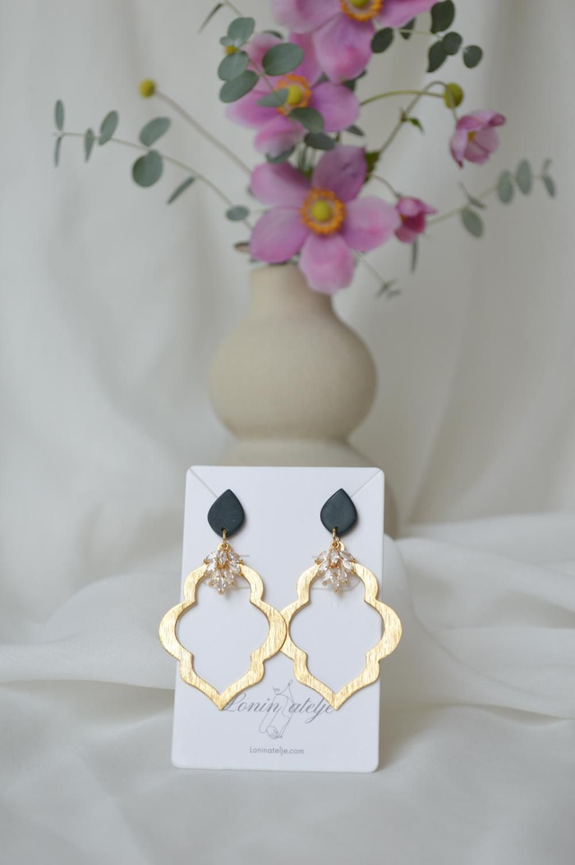 Green Elegant kolekcija - Viseči uhani z pozlačenimi dodatki in zeleno osnovo