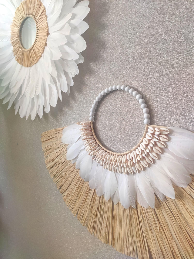 Duo Jujuhat blanc raphia naturel et Collier papou raphia naturel plumes blanches et coquillages cauris