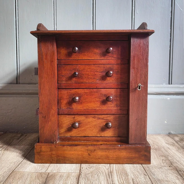 Wellington Chest Apprentice Piece