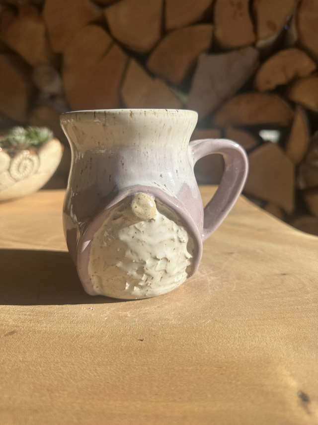 Wichteltasse – handgemacht & liebevoll in Flieder glasiert