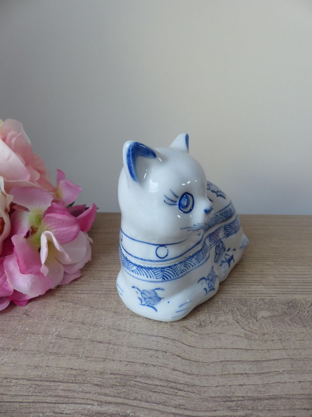 Boite chat en céramique bleu et blanc style asiatique, boite chat avec couvercle décor fleurs et papillons, bonbonnière chat, boite à bijoux