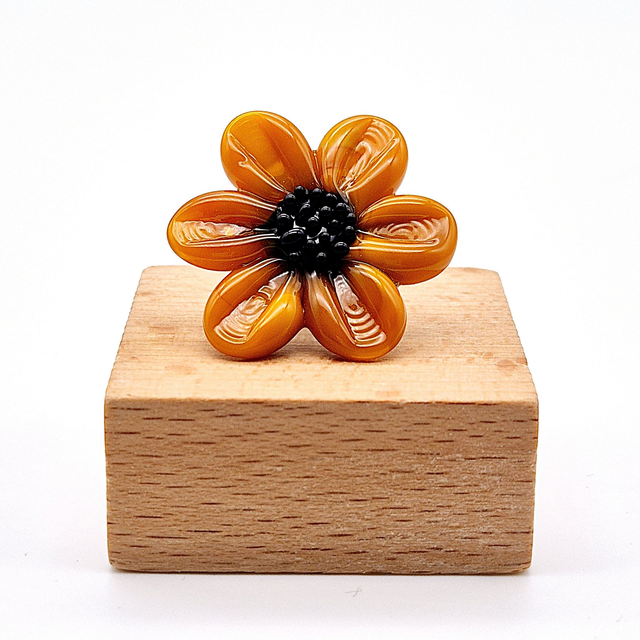 Pin's Marguerite jaune moutarde