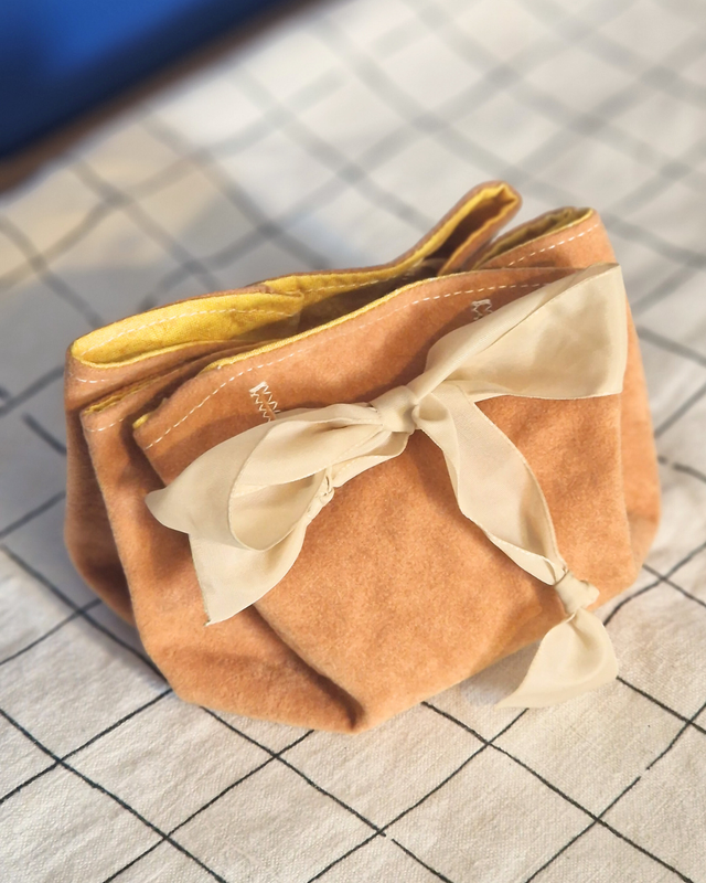 Bourse grande - daim beige et imprimé jaune