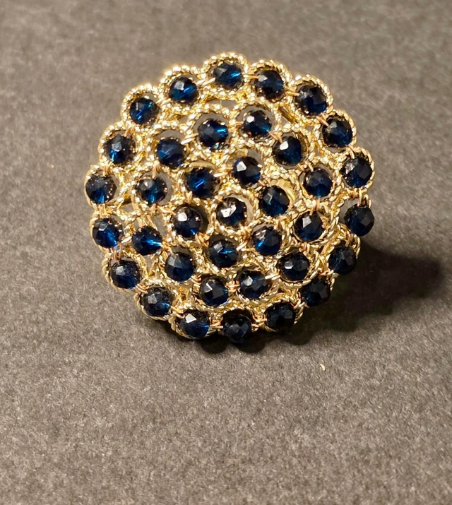 Base in bronzo placcato oro 24k, inserti in cristallo blu notte..