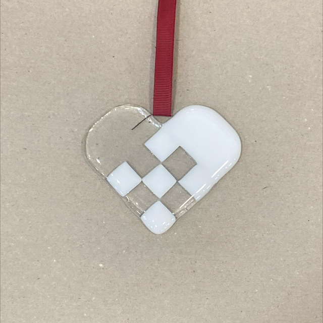 Flettet hjerte - hvid/klar, glasophæng 