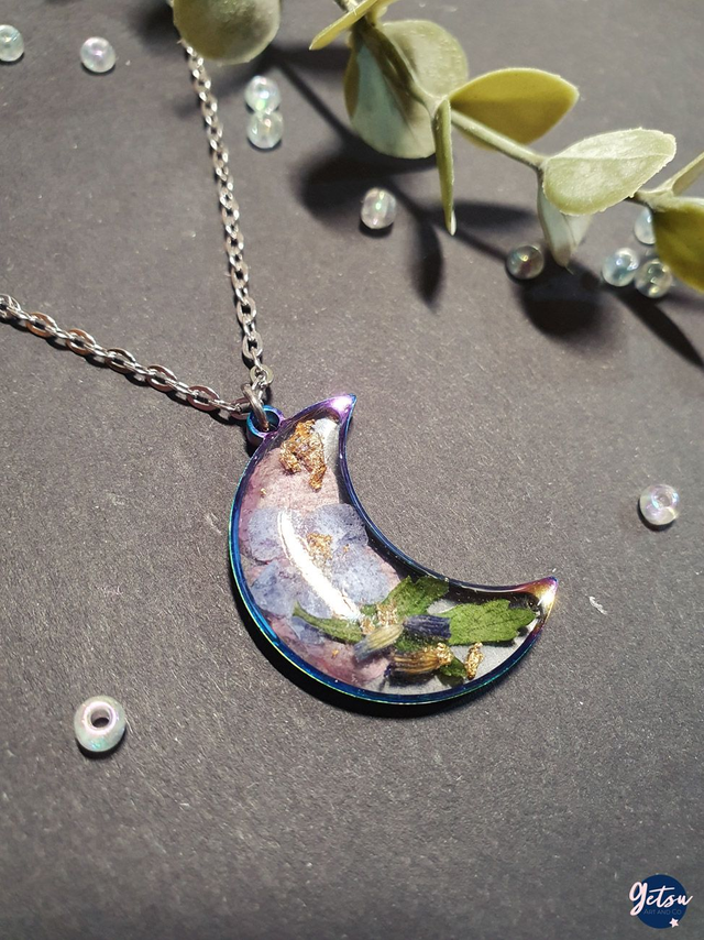 Collier de myosotis en forme de lune